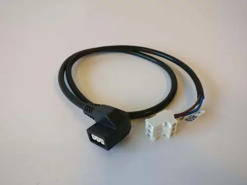 Kabel mit zwei Anschlüssen, einem schwarzen Stecker und einem weißen Stecker. Geeignet für Heizpumpen, z.B. von Remeha.